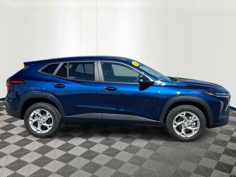Used 2024 Chevrolet Trax LS w/ LS Convenience Package FWD image 6