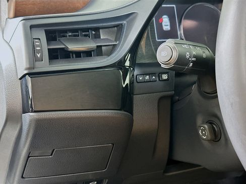 Used 2025 Lexus ES 350 w/ Accessory Package (Z2) image 10