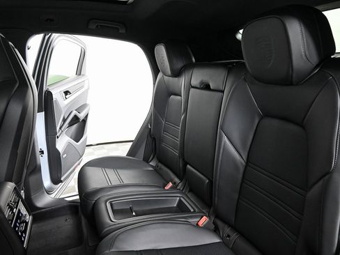 New 2026 Porsche Cayenne Coupe image 25