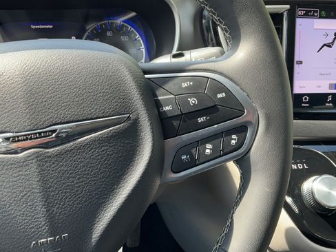 Used 2024 Chrysler Pacifica Touring-L FWD image 33