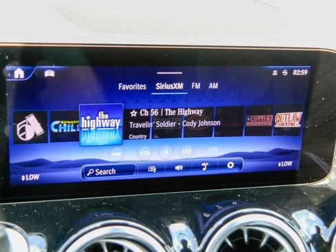 Used 2025 Mercedes-Benz GLB 250 4MATIC image 3
