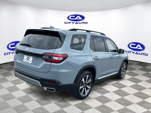 Used 2025 Honda Pilot Touring image 4