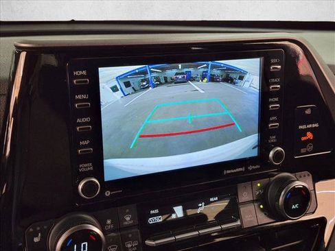 Used 2022 Toyota Highlander XLE FWD image 19