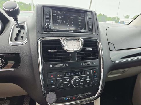 Used 2014 Chrysler Town & Country Touring-L FWD image 12
