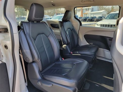 Certified 2022 Chrysler Pacifica Touring-L image 24