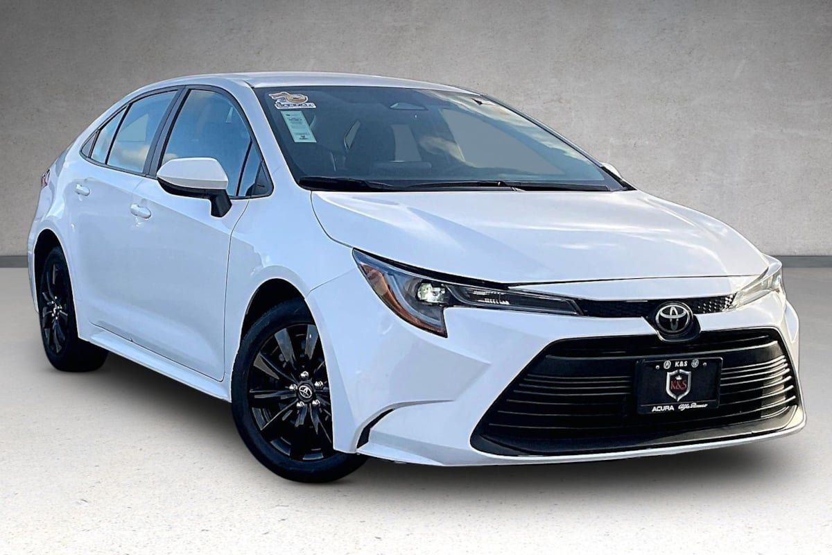 Used 2024 Toyota Corolla LE FWD image 2