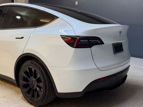 Used 2023 Tesla Model Y 2WD image 12