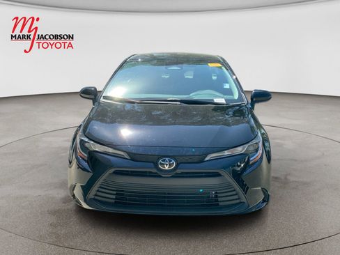 Used 2025 Toyota Corolla LE FWD image 2