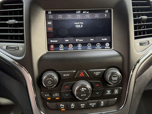 Used 2018 Jeep Grand Cherokee Laredo AWD/4WD image 16