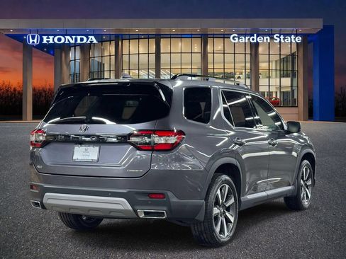 Used 2023 Honda Pilot Touring image 3