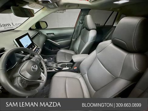 Used 2025 Toyota Corolla Cross XLE w/ Convenience Package FWD image 3