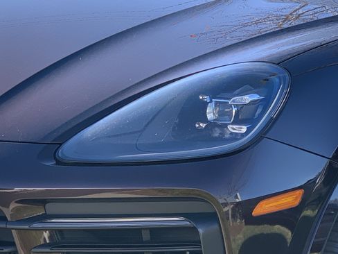 Used 2022 Porsche Cayenne Platinum Edition image 6