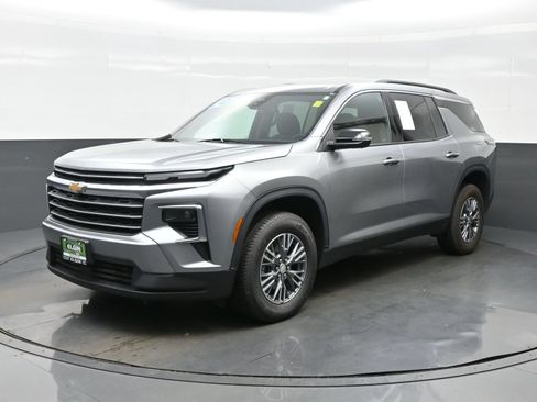 Used 2024 Chevrolet Traverse LT AWD/4WD image 2