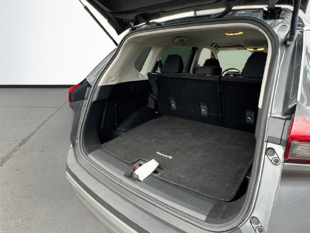 Used 2023 Nissan Rogue S FWD image 19