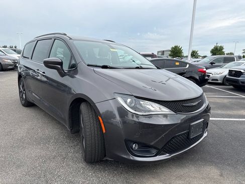 Used 2019 Chrysler Pacifica Touring-L Plus w/ S Appearance Package FWD image 12