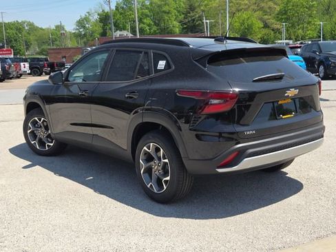 New 2026 Chevrolet Trax LT w/ Driver Confidence Package FWD image 7