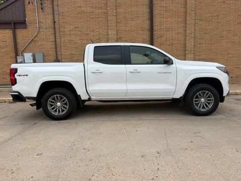 Used 2024 Chevrolet Colorado LT AWD/4WD image 2