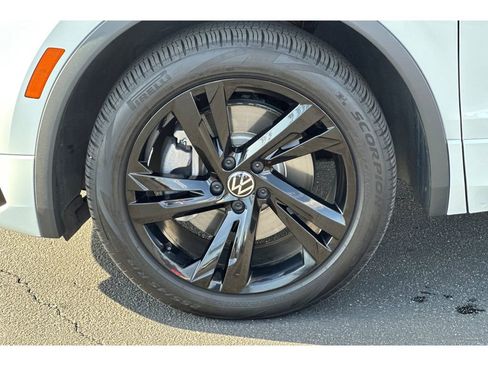 Used 2023 Volkswagen Tiguan SE R-Line FWD image 10