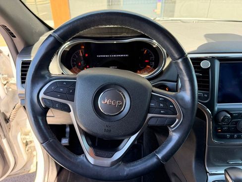 Used 2018 Jeep Grand Cherokee Laredo AWD/4WD image 12