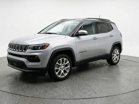 Used 2025 Jeep Compass Limited AWD/4WD image 3
