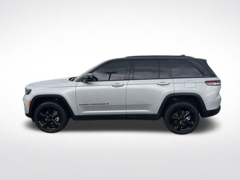 Used 2023 Jeep Grand Cherokee Altitude AWD/4WD image 4