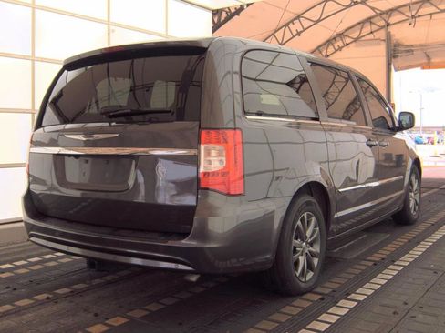 Used 2015 Chrysler Town & Country S FWD image 4