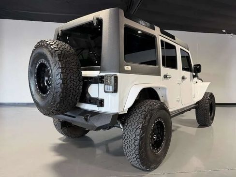 Used 2018 Jeep Wrangler Unlimited Rubicon w/ Connectivity Group AWD/4WD image 4
