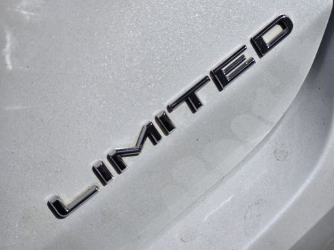 Used 2022 Toyota Avalon Limited image 11