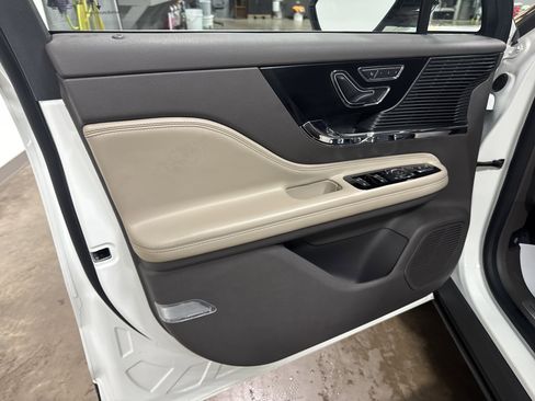 Used 2021 Lincoln Corsair AWD image 16