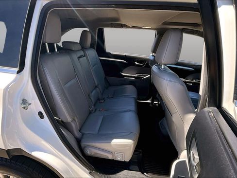 Used 2015 Toyota Highlander XLE AWD/4WD image 19