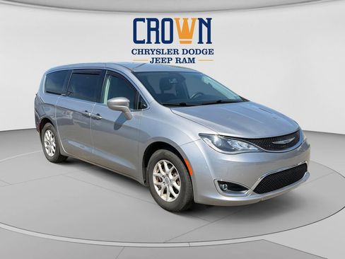 Used 2020 Chrysler Pacifica Touring FWD image 1