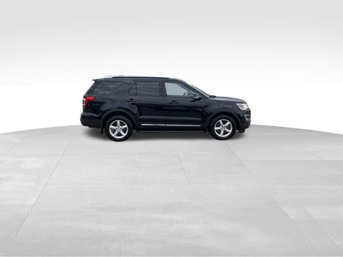 Used 2017 Ford Explorer XLT w/ Equipment Group 202A AWD/4WD image 7