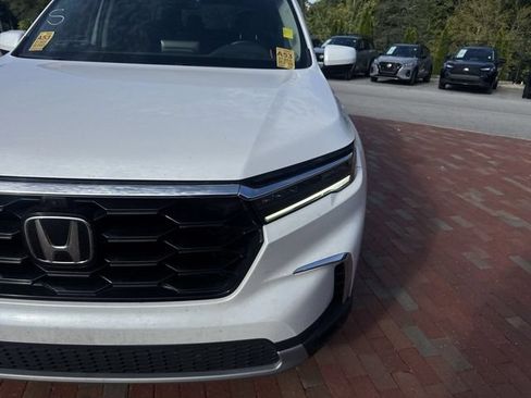 Used 2025 Honda Pilot Elite image 23