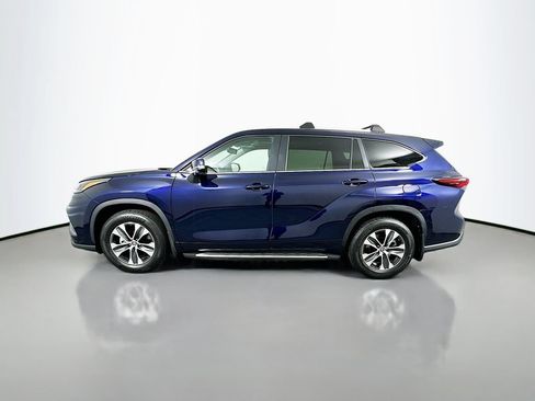 Used 2025 Toyota Highlander XLE FWD image 8