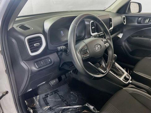 Used 2023 Hyundai Venue Limited FWD image 9