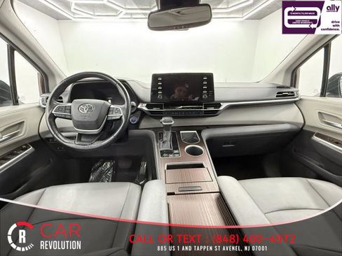 Used 2024 Toyota Sienna XLE image 16
