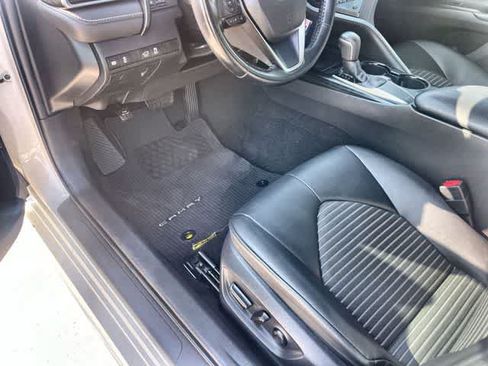 Used 2019 Toyota Camry SE FWD image 3
