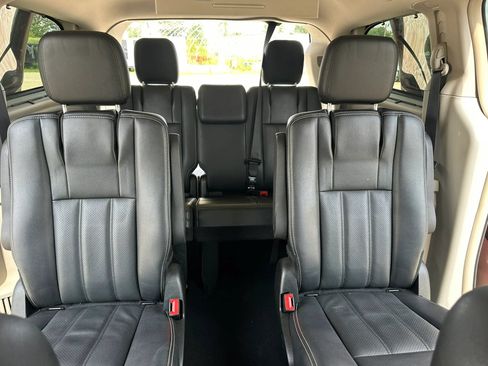 Used 2015 Chrysler Town & Country Touring-L w/ Driver Convenience Group FWD image 17