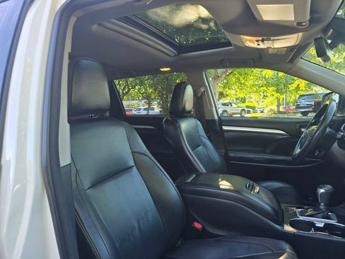 Used 2017 Toyota Highlander XLE AWD/4WD image 12
