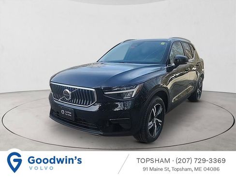 Certified 2025 Volvo XC40 B5 Core image 1