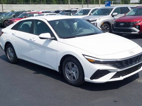 New 2026 Hyundai Elantra SE FWD image 3