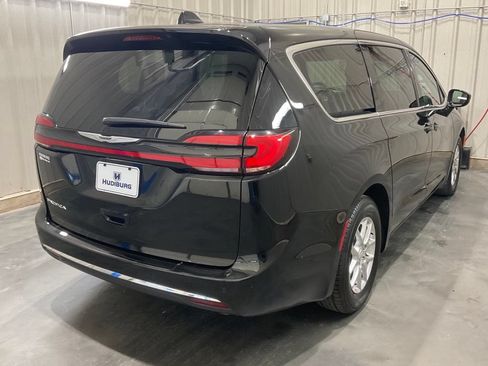 Used 2025 Chrysler Pacifica Select FWD image 20