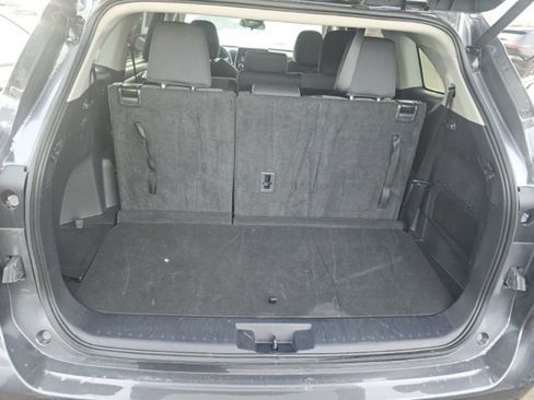 Used 2024 Toyota Highlander LE image 16