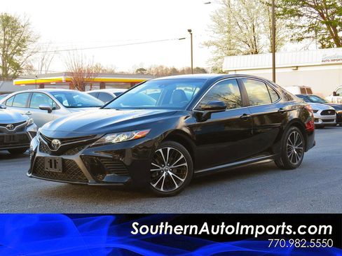 Used 2018 Toyota Camry SE image 1