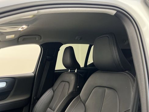 Used 2021 Volvo XC40 T5 Momentum w/ Premium Package image 22