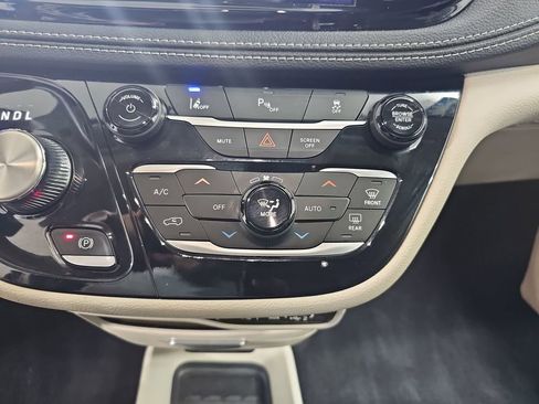 Used 2023 Chrysler Pacifica Touring-L FWD image 29