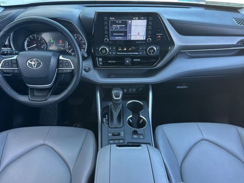 Used 2022 Toyota Highlander XLE AWD/4WD image 16