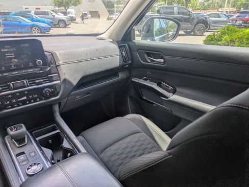 Used 2022 Nissan Pathfinder SV AWD/4WD image 17