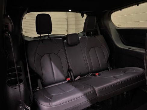 Used 2019 Chrysler Pacifica Touring-L Plus w/ S Appearance Package FWD image 10