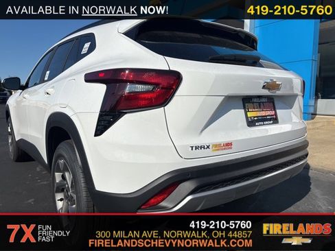 New 2025 Chevrolet Trax LT w/ Sunroof Package image 9